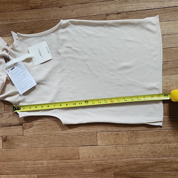 Cream colored top - Picture 9 of 10